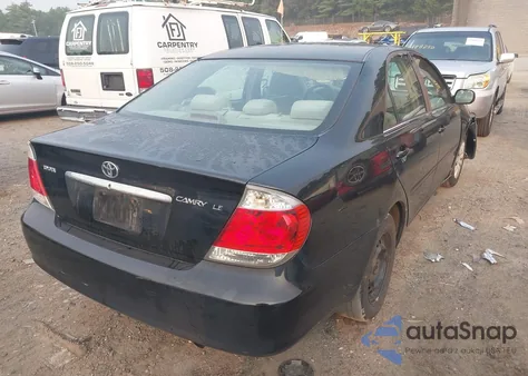 2005 Toyota Camry Le z USA, uszkodzony, nr VIN 4T1BE32K55U402991